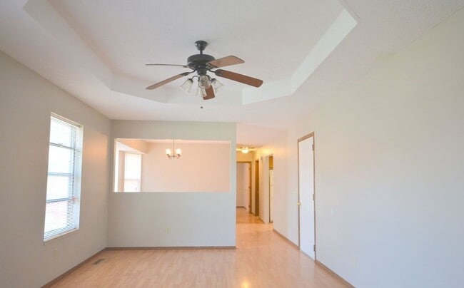 Building Photo - 533 W Edgewood St