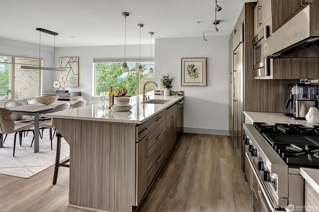 Building Photo - 3Bd/2Ba Bellevue Condo