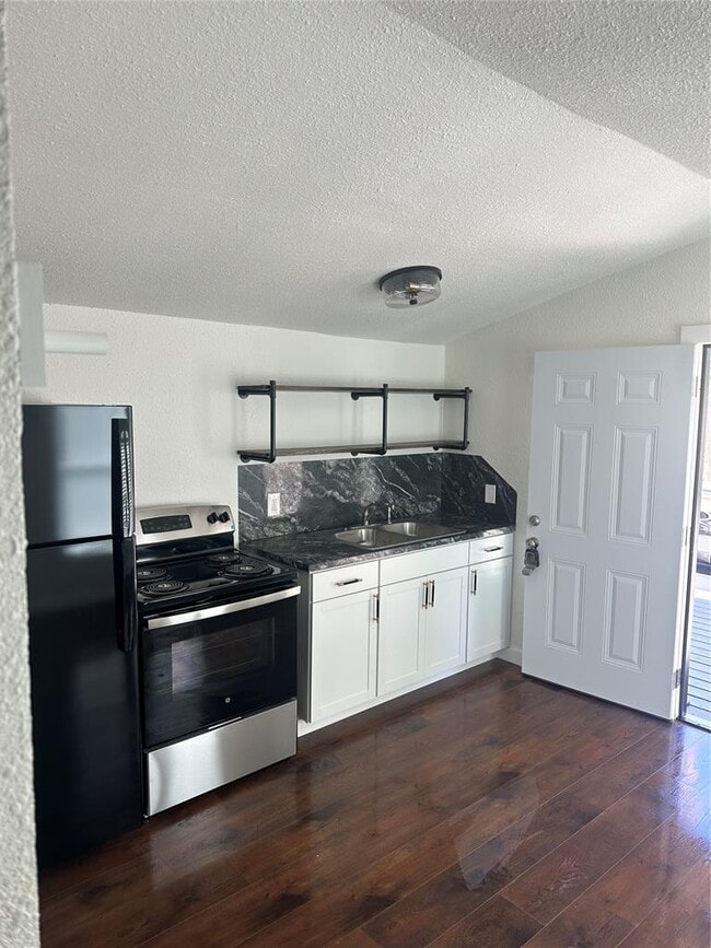 Building Photo - 3019 E 12th St