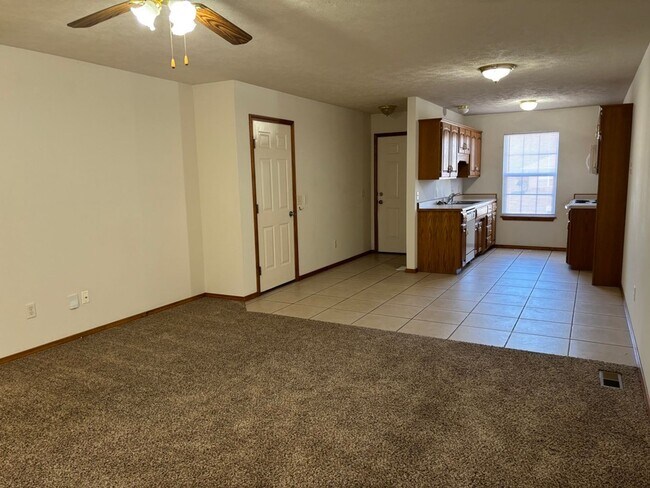 Foto del edificio - Two bedroom, 2 bath, 2 car garage duplex i...