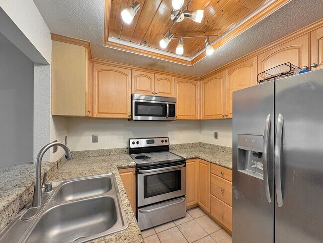 Foto del edificio - SD: Comfortable 2BD/2BA Condo in Golden Hill with A/C, Reserved Parking & In-Unit Laundry