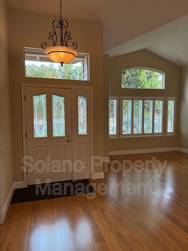 Foto del edificio - 685 Hillcrest Cir