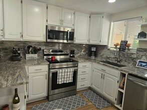 Building Photo - 1593 Manzanita Dr