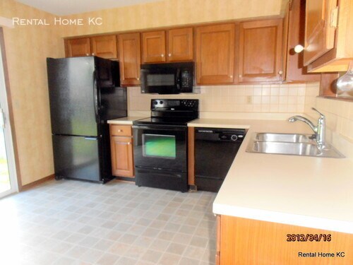 Building Photo - 3-bedroom/2bath duplex w/finished lower le...