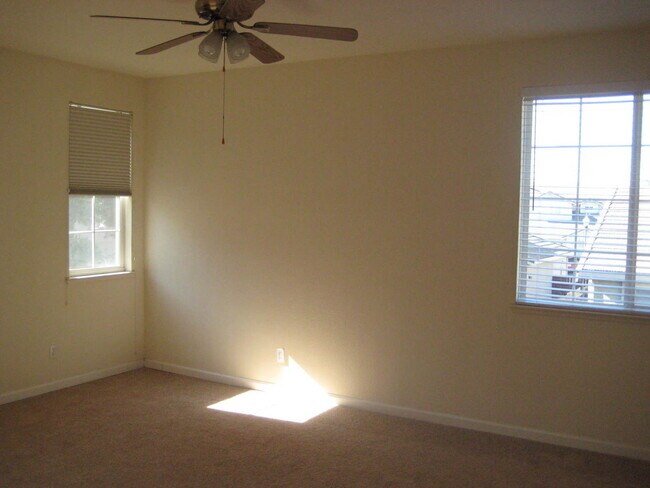 Building Photo - Gorgeous 5 Bedroom, 3 Bath in Brentwood