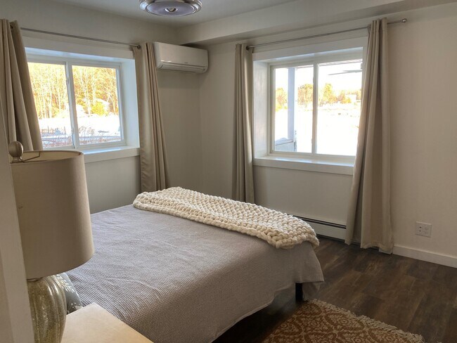 Bedroom with views - 11 Old Merrill St