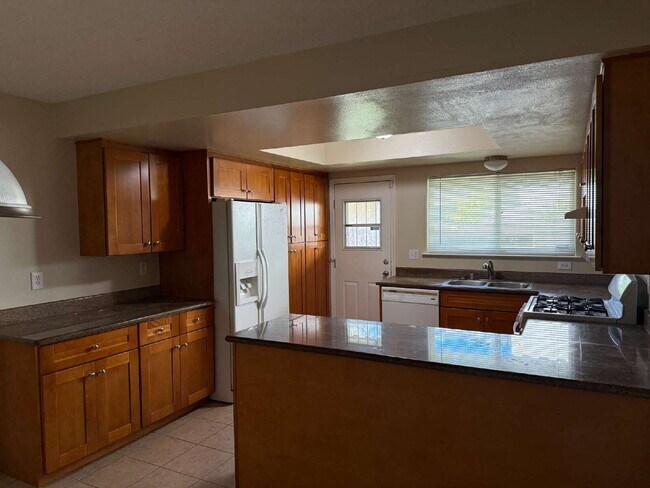 Building Photo - Large 3 bedroom apartment