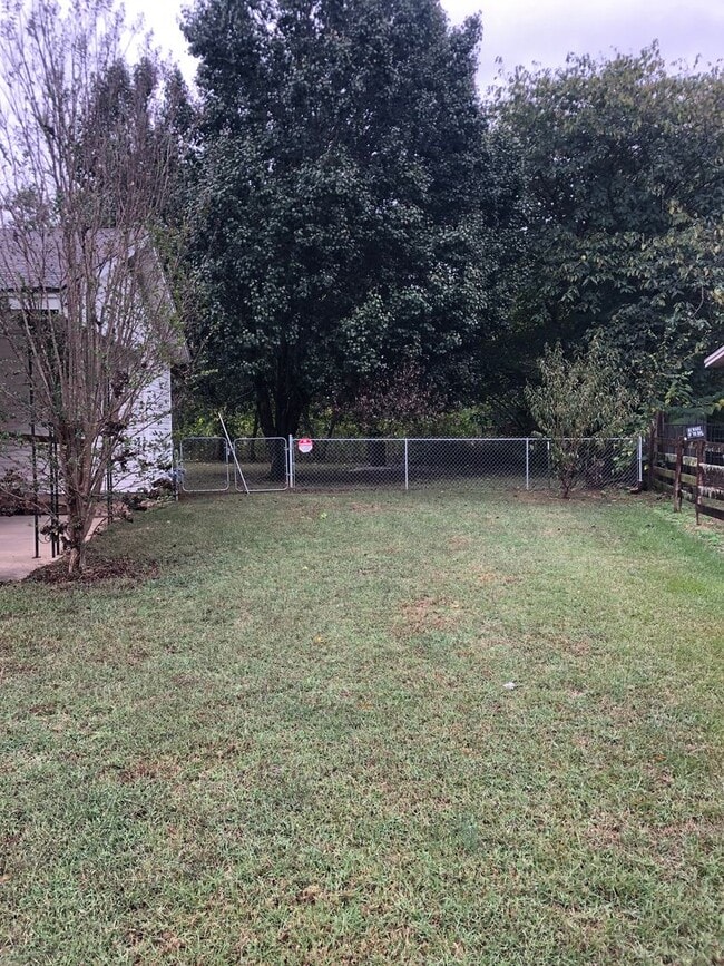 Building Photo - Charming Single-Story Home on a Spacious Lot