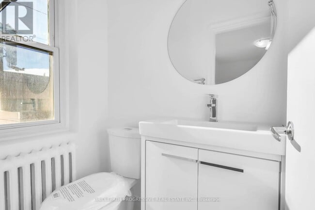 Building Photo - 894 Eglinton Ave W