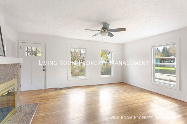 Building Photo - Beautiful 5-bedroom 3 bath 1929 Cape Cod h...