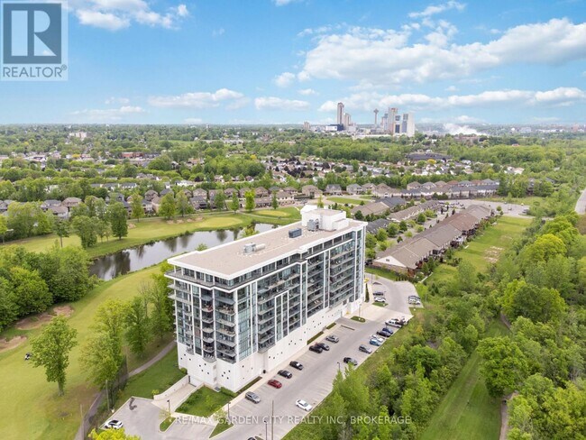 Photo du bâtiment - 7711-7711 Green Vista Gate
