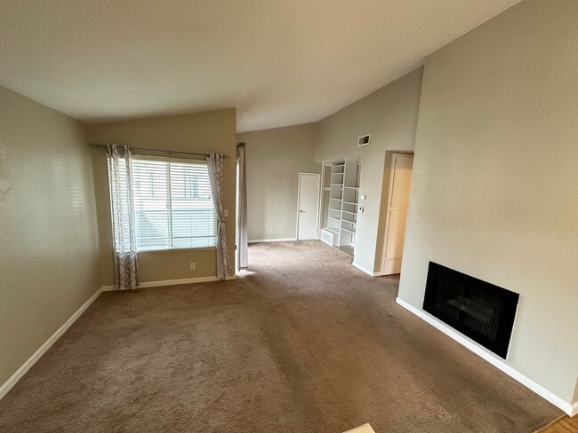 Building Photo - 1 Bed 1 Bath Condo In Concord