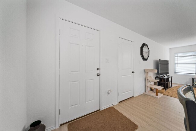 Foto del edificio - 6950 Biotite Rdg