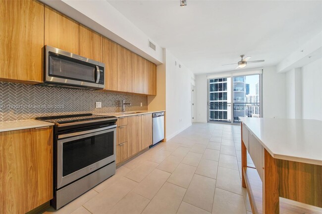 Foto del edificio - 2150 N Bayshore Dr