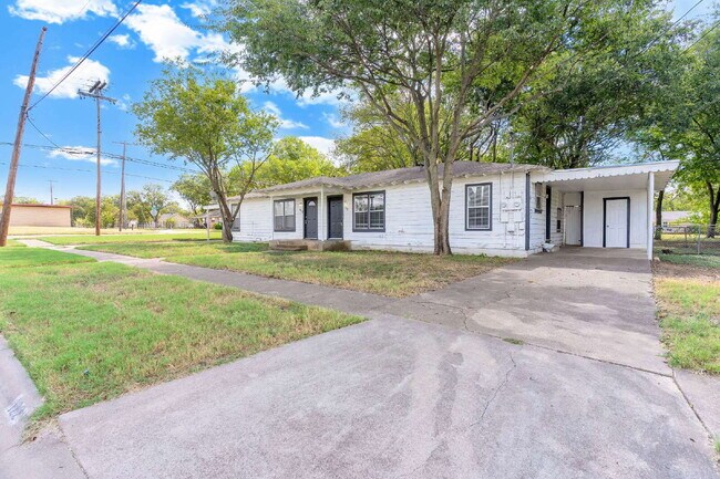 Foto del edificio - Cozy 2 Bedroom 1 Bath Duplex in Cleburne T...