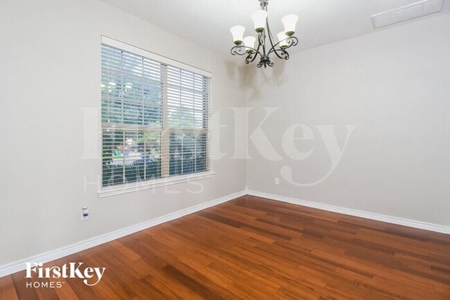 Building Photo - 204 Clydesdale St