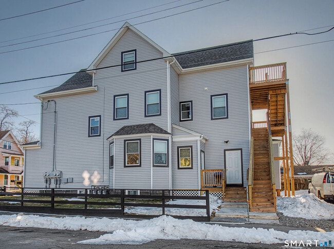 Foto del edificio - 144 Cottage St