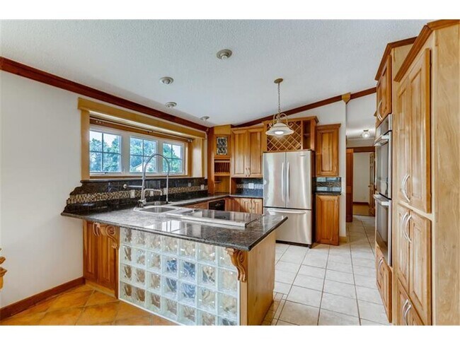 Building Photo - 17055 Honeysuckle Ln