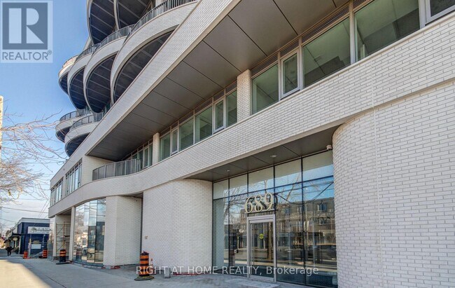 Building Photo - 689 The Queensway