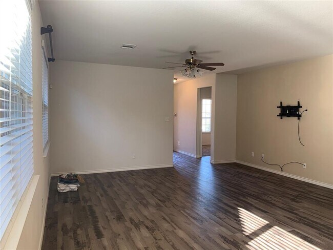 Building Photo - 2209 Miramar Dr