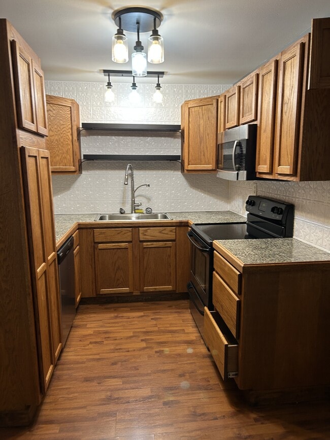 Building Photo - 301 Shady Oaks Dr