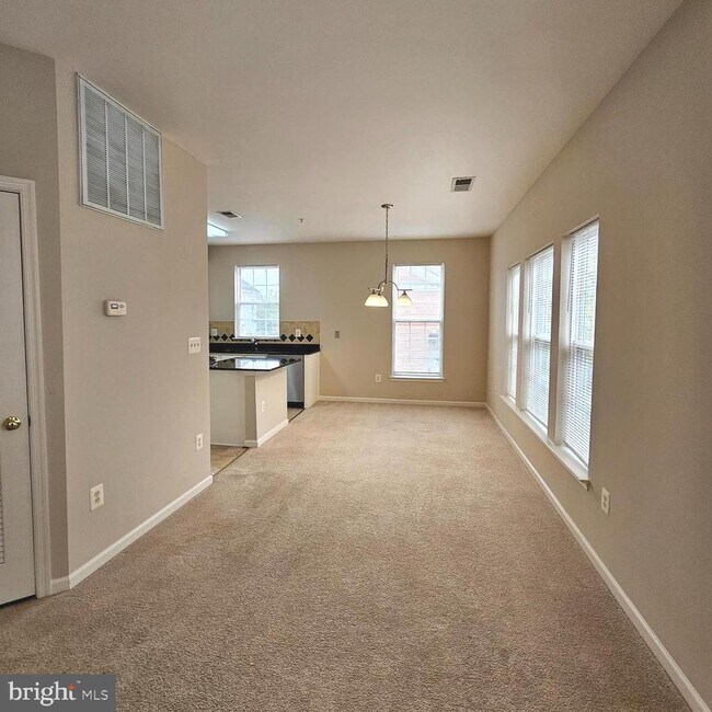 Building Photo - 5098 English Terrace