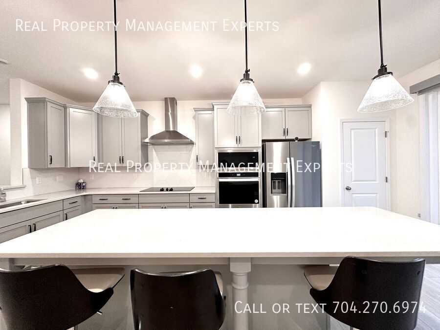 Primary Photo - Stunning 4BR/3.5 Ba Townhouse in Charlotte!