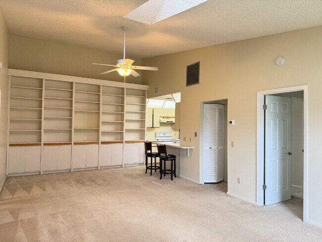 Foto del edificio - Spacious 2BR/2BA Condo with Vaulted Ceilin...