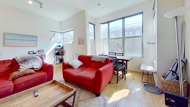 Building Photo - Third Floor Lincoln Park 3 Bed 2 Bath