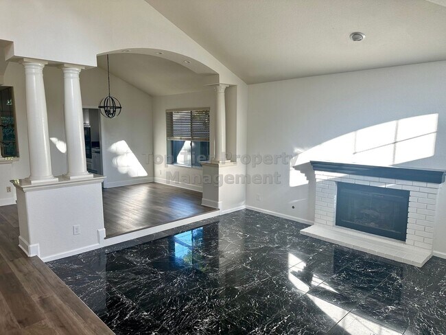 Foto del edificio - Beautiful 4 Bed / 2 Bath / 2,660 sqft Sing...