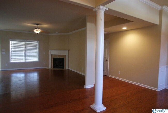 Building Photo - 205 Little Oak