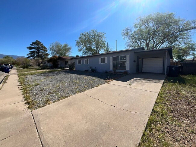 Foto del edificio - 3 Bedroom Single Story Home Available Near...