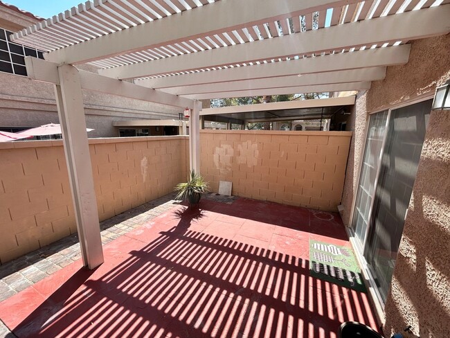 Foto del edificio - Three bedroom townhome in the Green Valley...