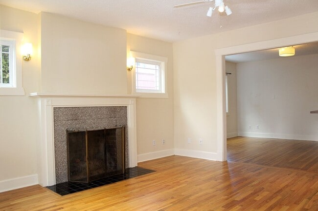 Building Photo - 915-915 NE Roselawn St