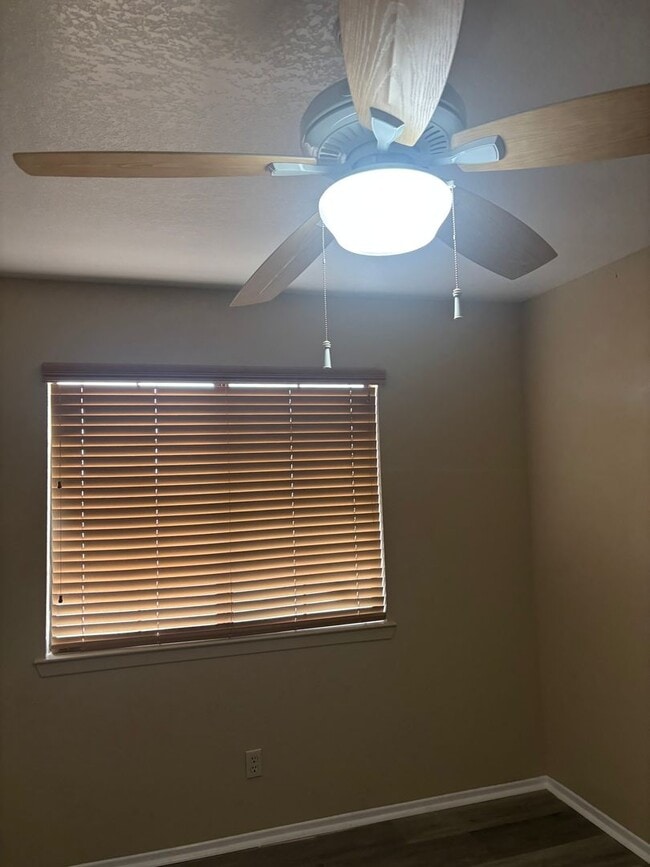 Building Photo - Charming 3-bedroom Move-In Special!