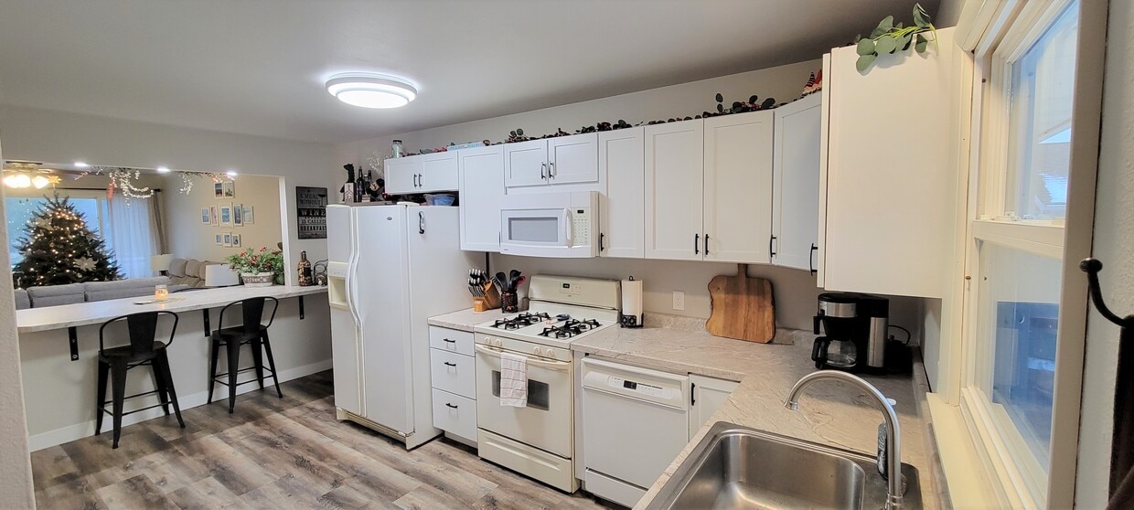 Primary Photo - 11326 Melby St
