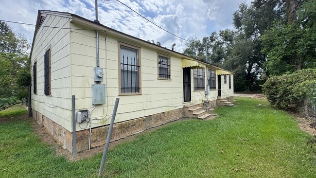 Building Photo - 711 Plum St