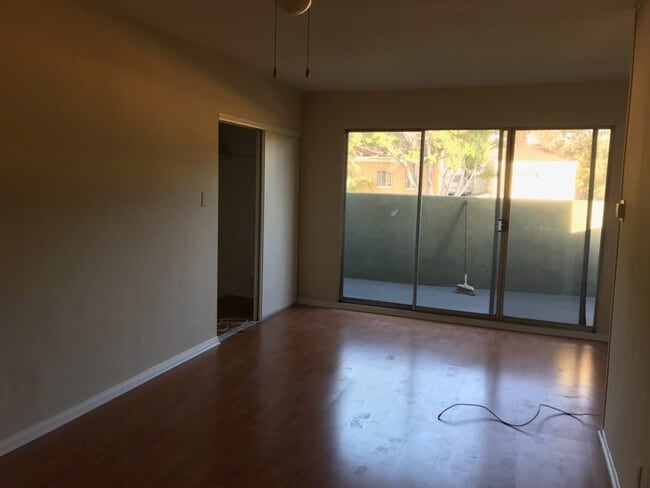 Building Photo - 471 S Fairfax Ave
