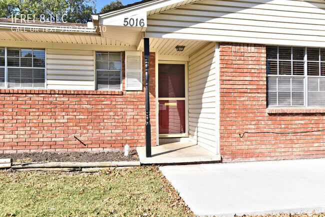 Building Photo - Cwntrally located 3 Beds and 2 bath 2 car ...