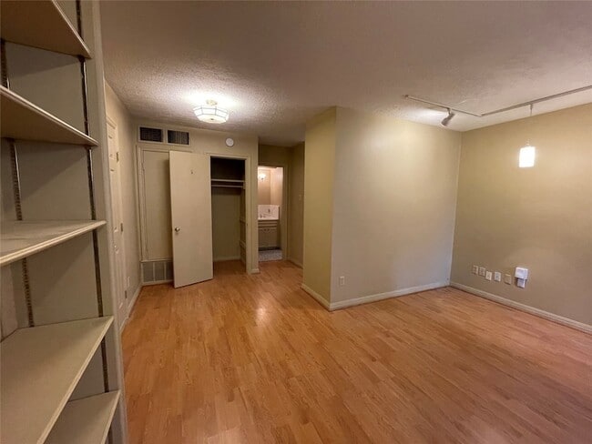 Building Photo - 1324 Cortlandt St