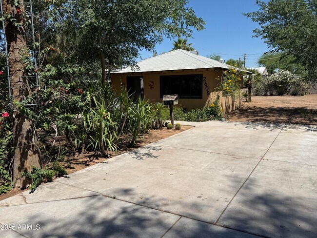 Foto del edificio - 2608 E Pinchot Ave