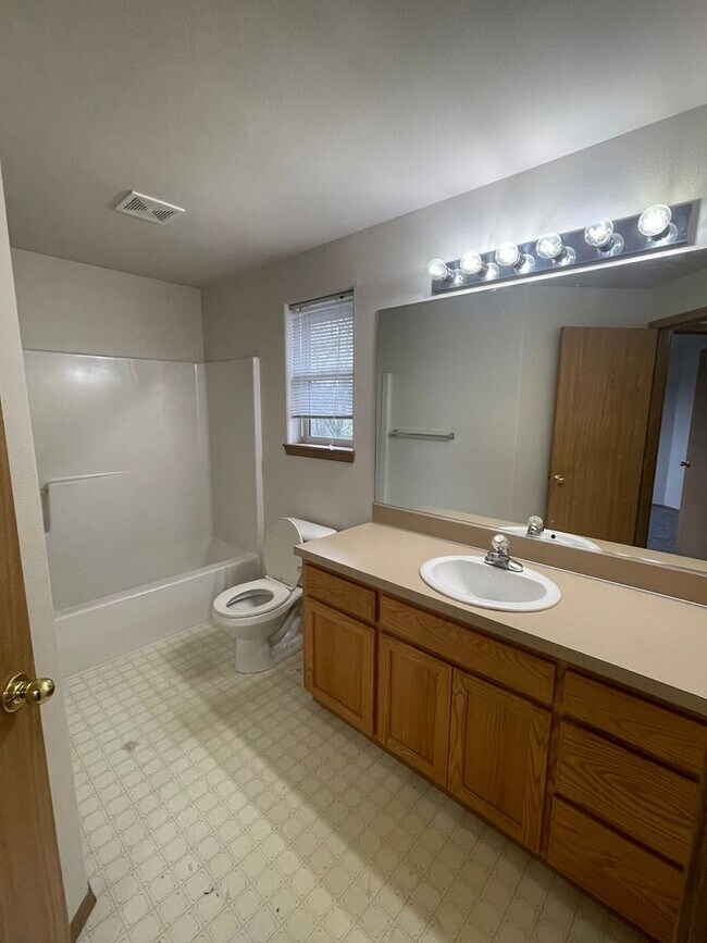 Foto del edificio - Move In Special! Enjoy $500.00 Off Your First Months Rent On This Freshly Updated Two Bedroom Pet...