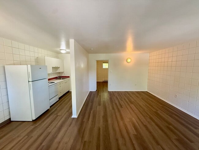 Building Photo - 509 S Bryan Ave