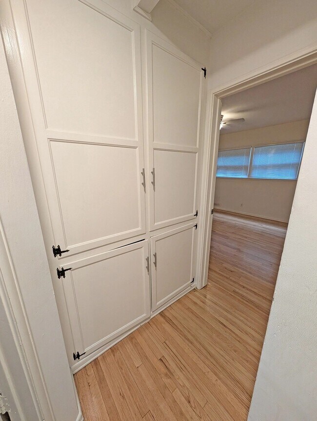 Foto del edificio - 1532 S Bundy Dr