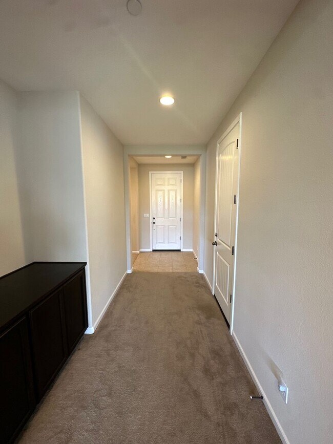 Foto del edificio - Spacious 4 Bed / 3 Bath Home with Large Covered Patio in Chico