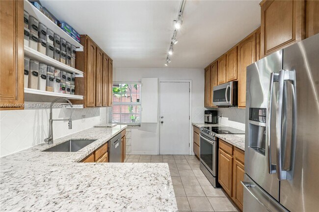 Foto del edificio - 680 Tennis Club Dr