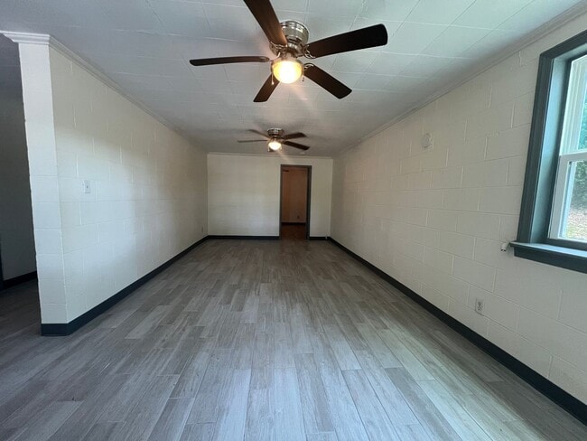 Building Photo - 2 bed 1 bath BASEMENT LEVEL home!