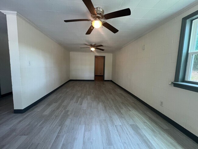 Foto del edificio - 2 bed 1 bath BASEMENT LEVEL home!
