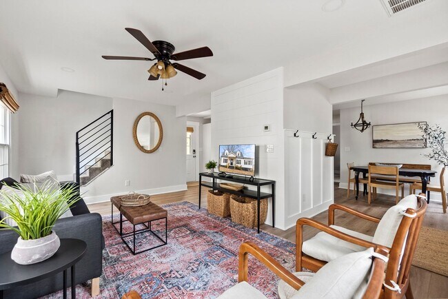 Foto del edificio - FULLY FURNISHED!