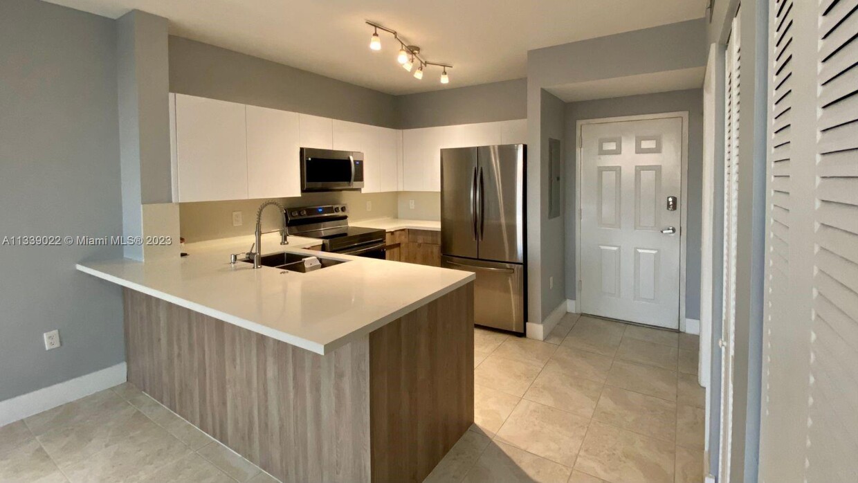 Foto principal - 2425 SW 27th Ave